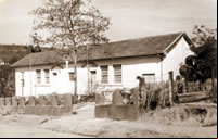 A primeira escola da cidade foi adaptada e transformada em prefeitura e
câmara municipal. Isso já em 1965, ano de emancipação político-istrativa
